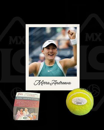 Pelota firmada Mirra Andreeva