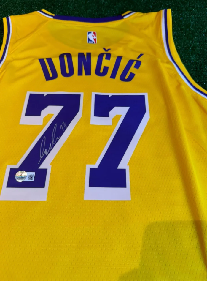 Luka Dončić — Amarilla — Los Angeles Lakers