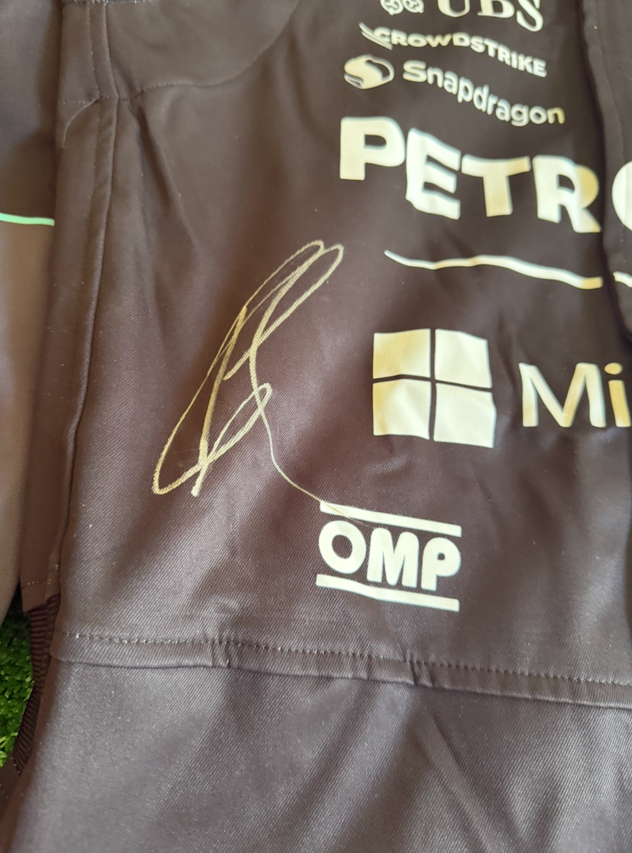 Kimi Antonelli y George Russell — Traje — Mercedes-AMG Petronas