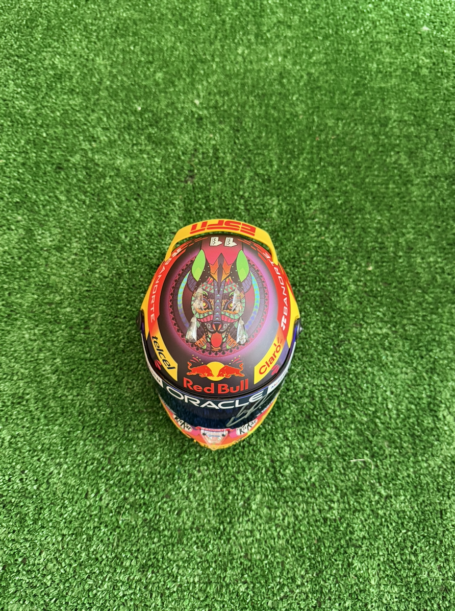 Sergio "Checo" Pérez — Mini Casco 1:2 — Red Bull Racing
