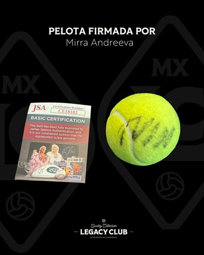 Pelota firmada Mirra Andreeva